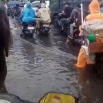 HUJAN SATU JAM,KAWASAN DEPAN UNIMED DILANDA BANJIR DAN KEMACETAN PARAH