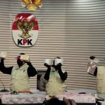 BARANG BUKTI OTT KASUS ATR/BPN,KPK PAMERKAN UANG Rp 106,3 MILIAR