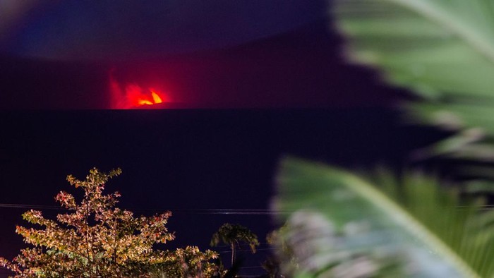 lava-pijar-gunung-anak-krakatau-terlihat-dari-serang