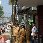 SEKDA KARAWANG TURUN LANGSUNG TINJAU PERBAIKAN PAVING BLOK JALAN TUPAREV, PENGGUNA JALAN DIIMBAU WASPADA